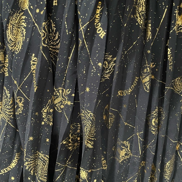 Torrid Black Skirt with Gold Harry Potter Print, size 0 - Picture 3 of 5